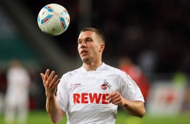 电子竞技足球-萨拉赫回归赛场，连败首场状态亮眼，澳大利亚队观众沸腾！